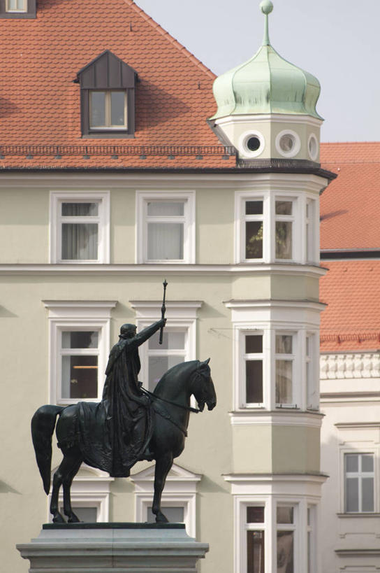 西方人,一个人,无人,家,举,竖图,室外,白天,正面,度假,美景,窗户,城市风光,城市,马,野生动物,雕塑,德国,欧洲,欧洲人,仅一个男性,仅一个人,仅一个中年男性,骑马,阴影,艺术,装饰,光线,雕刻,雕像,影子,房屋,屋子,景观,公寓,注视,娱乐,洋房,楼房,一匹,玻璃窗,住宅,骑,蓝色,蓝天,天空,阳光,动物,工艺品,天,观察,看,托,享受,休闲,景色,放松,运输,牲畜,晴朗,观看,纪念,美术,察看,西欧,关注,主题,陈列,万里无云,德意志联邦共和国,功能,美学,巴伐利亚,巴伐利亚州,拜恩州,拜恩自由州,雷根斯堡,雷根斯堡县,男人,男性,中年男性,白种人,晴空,晴空万里,举起,举手,举着,向上举,向上伸,向上托,彩图,全身,房子