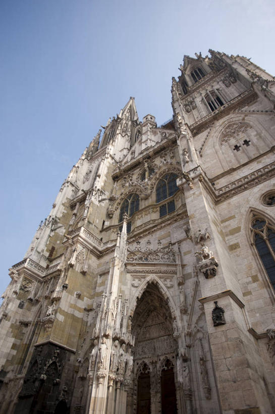 无人,教堂,竖图,室外,白天,仰视,旅游,度假,名胜古迹,门,标志建筑,地标,建筑,雕塑,德国,欧洲,阴影,节日,遗迹,艺术,装饰,光线,雕刻,雕像,影子,墙,拱门,古迹,文化,文物,娱乐,建设,古建筑,墙壁,墙面,蓝色,蓝天,天空,阳光,工艺品,门框,天,祈祷,享受,休闲,健康,旅游胜地,放松,许愿,宗教,信仰,晴朗,纪念,祈求,美术,基督教,西欧,天主教,主题,陈列,信念,古文明,万里无云,德意志联邦共和国,首府,功能,美学,巴伐利亚,巴伐利亚州,拜恩州,拜恩自由州,雷根斯堡,雷根斯堡县,平安,晴空,晴空万里,彩图,低角度拍摄,大教堂,礼拜堂