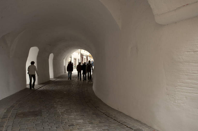 西方人,走,横图,室外,白天,度假,石头,美景,门,城市风光,城市,德国,欧洲,欧洲人,阴影,服装,光线,石子,影子,墙,景观,拱门,走道,走廊,过道,许多人,注视,休闲装,娱乐,墙壁,墙面,背面,衣服,阳光,门框,观察,看,一群人,享受,休闲,休闲服,景色,放松,服饰,观看,察看,西欧,关注,德意志联邦共和国,巴伐利亚,巴伐利亚州,拜恩州,拜恩自由州,帕绍,男人,男性,女人,女性,中年男性,中年女性,白种人,石块,岩石,步行,散步,走路,彩图,全身