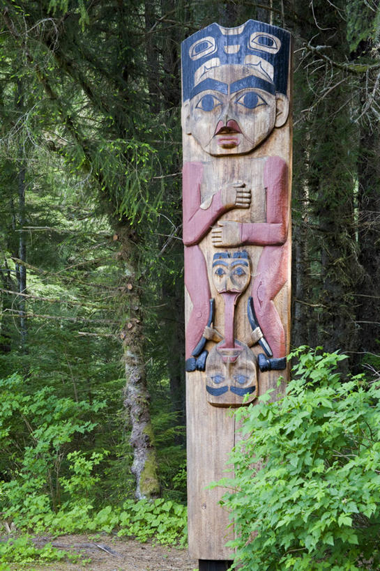 无人,竖图,室外,白天,正面,旅游,度假,美景,森林,树林,植物,木雕,雕塑,美国,艺术,装饰,雕刻,雕像,柱子,景观,娱乐,树,树木,绿色,自然,工艺品,享受,休闲,景色,放松,生长,成长,纪念,美术,北美,北美洲,自然风光,主题,图腾,美洲,陈列,阿拉斯加,阿拉斯加州,功能,美学,北亚美利加洲,亚美利加洲,最后的边疆,午夜阳光之地,巴拉诺夫岛,亚历山大群岛,彩图