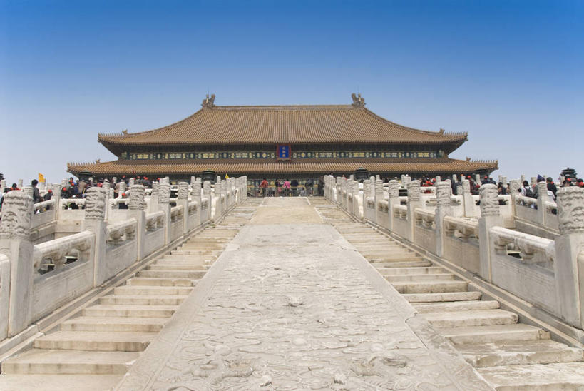 无人,故宫,宫殿,栏杆,横图,室外,白天,仰视,旅游,度假,名胜古迹,楼梯,标志建筑,地标,建筑,北京,中国,亚洲,阴影,遗迹,光线,扶手,瓦片,影子,阶梯,屋顶,首都,顶棚,瓦,古迹,文物,娱乐,建设,古建筑,护栏,台阶,蓝色,蓝天,天空,阳光,紫禁城,天,享受,休闲,金色,旅游胜地,放松,建造,晴朗,富贵,权利,古文明,东亚,忠诚,屋瓦,万里无云,中华人民共和国,北京市,京,北平,华北地区,富丽,北京故宫博物院,名誉,荣华,太和殿,晴空,晴空万里,彩图,低角度拍摄