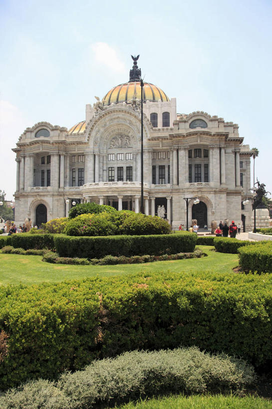 无人,音乐厅,家,竖图,室外,白天,正面,旅游,度假,植物,标志建筑,地标,建筑,墨西哥,阴影,环保,光线,影子,房屋,屋子,防护,娱乐,建设,楼房,住宅,树,树木,蓝色,绿色,蓝天,天空,阳光,自然,天,享受,休闲,旅游胜地,放松,生长,晴朗,成长,北美,北美洲,美好,美妙,美洲,间隔,万里无云,北亚美利加洲,亚美利加洲,美观,雅观,墨西哥合众国,仙人掌王国,绿篱,生篱,树篱,植篱,晴空,晴空万里,彩图,房子,演奏厅