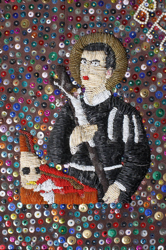 西方人,一个人,无人,竖图,室内,特写,白天,正面,民族服装,旅游,度假,绘画,石头,标志建筑,地标,建筑,欧洲,海地,欧洲人,仅一个男性,仅一个人,仅一个中年男性,节日,艺术,装饰,石子,墙,注视,文化,娱乐,建设,壁画,墙壁,墙面,蓝色,观察,看,祈祷,享受,休闲,健康,旅游胜地,放松,许愿,宗教,信仰,观看,纪念,华丽,修饰,祈求,点缀,察看,徽章,北美,北美洲,关注,美洲,北亚美利加洲,亚美利加洲,衬托,美观,雅致,雅观,海地共和国,太子港,平安,男人,男性,中年男性,白种人,石块,岩石,画画,半身,彩图,传统服装,民俗服