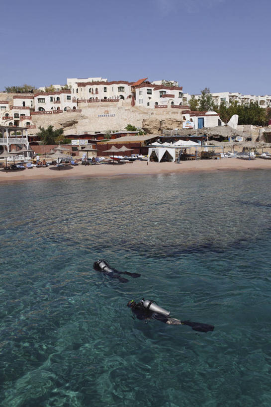 游泳,西方人,两个人,伙伴,朋友,家,竖图,俯视,室外,白天,锻炼,旅游,度假,友谊,运动,海浪,海洋,沙滩,植物,椅子,欧洲,非洲,埃及,黑人,欧洲人,一排,阴影,朦胧,模糊,整齐,光线,潜水镜,伞,沙子,影子,泳镜,雨伞,遮阳伞,房屋,木椅,躺椅,屋子,海岸,浪花,沙地,娱乐,阳伞,楼房,住宅,树,树木,排列,蓝色,绿色,蓝天,天空,阳光,自然,海水,天,享受,休闲,蛙鞋,放松,潜水,生长,晴朗,成长,脚蹼,呼吸管,古埃及,队列,潜水装备,海景,北非,万里无云,阿拉伯埃及共和国,金字塔之国,棉花之国,面镜,浮潜,潜水运动,阿非利加洲,沙姆沙伊赫,体育,友情,男人,男性,中年男性,非洲人,大海,风浪,海,海水的波动,海滩,近岸浪,涌浪,晴空,晴空万里,彩图,高角度拍摄,全身,健身,房子