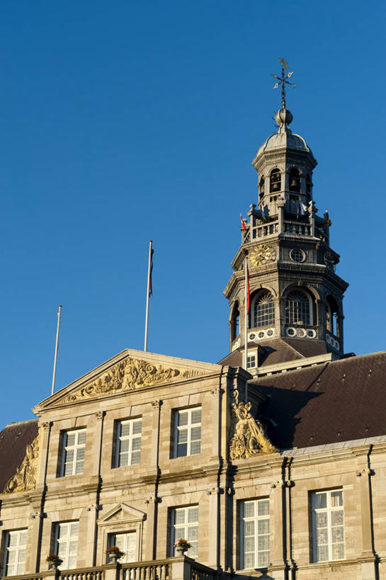 无人,竖图,室外,白天,仰视,度假,美景,窗户,城市风光,城市,旗帜,国旗,欧洲,荷兰,一排,阴影,朦胧,模糊,整齐,时间,光线,时钟,影子,房屋,屋子,景观,计时,娱乐,玻璃窗,排列,蓝色,蓝天,天空,阳光,钟表,天,享受,休闲,表,景色,放松,晴朗,西欧,队列,万里无云,塔钟,荷兰王国,尼德兰王国,林堡,马斯特里赫特,旗,钟,晴空,晴空万里,彩图,低角度拍摄,房子