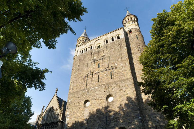 无人,教堂,横图,室外,白天,仰视,旅游,度假,植物,标志建筑,地标,建筑,欧洲,荷兰,阴影,节日,朦胧,模糊,光线,影子,云,云朵,云彩,文化,娱乐,建设,树,树木,蓝色,绿色,白云,蓝天,天空,阳光,自然,天,祈祷,享受,休闲,健康,旅游胜地,放松,许愿,宗教,信仰,生长,晴朗,成长,纪念,祈求,西欧,信念,荷兰王国,尼德兰王国,林堡,马斯特里赫特,平安,晴空,彩图,低角度拍摄,大教堂,礼拜堂