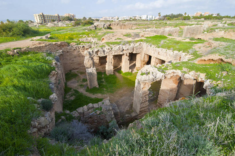 无人,横图,俯视,室外,白天,旅游,度假,草地,草坪,石头,名胜古迹,植物,标志建筑,地标,建筑,塞浦路斯,亚洲,阴影,遗迹,光线,石子,影子,墙,云,云朵,云彩,古迹,文物,娱乐,建设,古建筑,废墟,墙壁,墙面,草,树,树木,蓝色,绿色,白云,蓝天,天空,阳光,自然,天,享受,休闲,墓地,旅游胜地,放松,生长,晴朗,成长,坟墓,陵墓,西亚,坟场,古文明,塞浦路斯共和国,帕福斯,石块,岩石,晴空,彩图,高角度拍摄