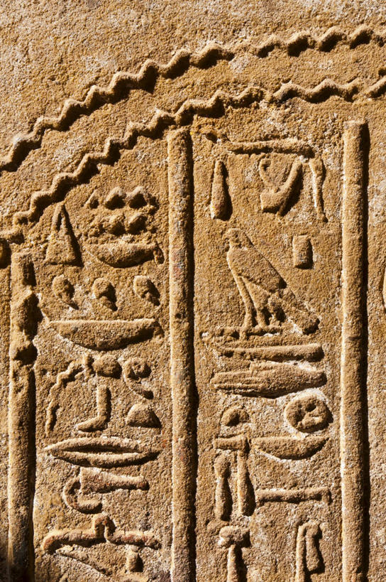 无人,竖图,室外,特写,白天,正面,旅游,度假,石头,名胜古迹,标志建筑,地标,建筑,非洲,埃及,阴影,遗迹,装饰,光线,雕刻,石子,影子,墙,古迹,文物,娱乐,建设,古建筑,墙壁,墙面,阳光,享受,休闲,旅游胜地,放松,华丽,修饰,点缀,古埃及,古文明,北非,阿拉伯埃及共和国,金字塔之国,棉花之国,衬托,美观,雅致,雅观,阿非利加洲,雕镂,雕琢,镌刻,上埃及,伊斯纳,石块,岩石,彩图