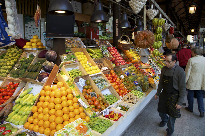 西方人,背部,四个人,菜场,走,横图,室外,白天,正面,购物,度假,消费,美景,城市风光,城市,苹果,菠萝,柑橘,水果,照明,西班牙,欧洲,欧洲人,一排,许多,行人,服装,新鲜,整齐,景观,灯光,生食,食品,果实,集市,市场,首都,注视,休闲装,娱乐,顶灯,路人,灯,食物,排列,衣服,灯具,观察,看,享受,休闲,休闲服,马德里,景色,放松,金融,服饰,有机食品,绿色食品,观看,照亮,察看,照明设备,队列,关注,南欧,选购,贸易,西班牙王国,马德里自治区,过客,菜市,男人,男性,中年男性,白种人,橘子,桔子,凤梨,橙子,橙,步行,散步,走路,半身,彩图,菜市场