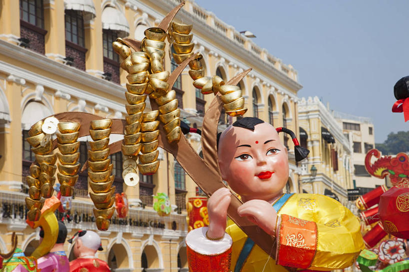 东方人,儿童,一个人,无人,家,横图,室外,白天,正面,民族服装,度假,纯洁,美景,窗户,城市风光,城市,雕塑,澳门,中国,亚洲,仅一个女性,仅一个人,一堆,一排,握,阴影,堆叠,堆积,服装,艺术,整齐,装饰,并列,并排,光线,雕刻,雕像,影子,房屋,墙,屋子,景观,公寓,拿,拿着,注视,黄种人,娱乐,洋房,楼房,玻璃窗,墙壁,墙面,住宅,排列,小孩,衣服,蓝色,蓝天,天空,阳光,工艺品,天,观察,看,仅一个小孩,享受,休闲,景色,放松,可爱,童年,童趣,握着,服饰,晴朗,观看,纪念,堆,美术,察看,衣着,穿着,队列,关注,主题,平行,陈列,童真,东亚,烂漫,无邪,万里无云,港澳台,中华人民共和国,功能,美学,澳门特别行政区,澳,衣饰,天真,女孩,女人,女性,亚洲人,孩子,晴空,晴空万里,半身,彩图,传统服装,民俗服,房子,金子,女生