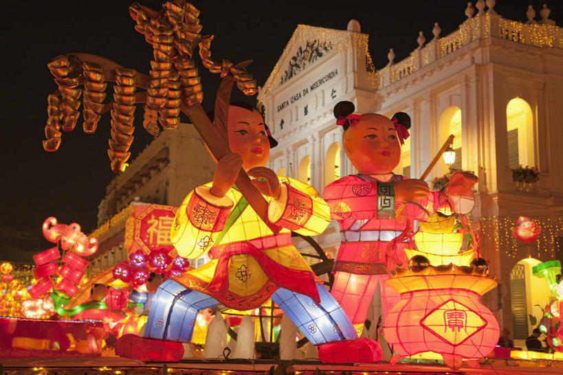 东方人,儿童,无人,三个人,家,横图,室外,夜晚,正面,民族服装,度假,纯洁,美景,窗户,城市风光,城市,照明,雕塑,澳门,中国,亚洲,一排,握,服装,艺术,整齐,装饰,并列,并排,灯笼,雕刻,雕像,纸灯笼,房屋,墙,屋子,景观,公寓,拿,拿着,注视,黄种人,娱乐,洋房,楼房,玻璃窗,墙壁,墙面,住宅,排列,小孩,衣服,工艺品,灯具,观察,看,享受,休闲,景色,放松,可爱,童年,童趣,握着,服饰,观看,纪念,华丽,修饰,照亮,美术,点缀,察看,衣着,照明设备,穿着,队列,关注,主题,平行,陈列,童真,东亚,烂漫,无邪,港澳台,中华人民共和国,功能,美学,衬托,美观,雅致,雅观,澳门特别行政区,澳,衣饰,天真,男孩,男人,男性,女孩,女人,女性,亚洲人,彩图,全身,传统服装,民俗服,房子,男生,女生