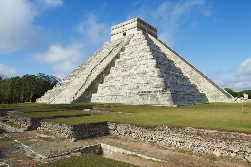 无人,横图,室外,白天,正面,旅游,度假,草地,草坪,名胜古迹,植物,地标,墨西哥,阴影,遗迹,光线,三角形,影子,云,云朵,云彩,古迹,历史,文物,娱乐,古建筑,草,树,树木,蓝色,绿色,白云,蓝天,天空,阳光,自然,天,享受,休闲,旅游胜地,金字塔,放松,生长,晴朗,成长,北美,陵墓,北美洲,美洲,古文明,尤卡坦半岛,尤卡坦州,奇琴伊察,古代七大奇迹,方锥形,北亚美利加洲,亚美利加洲,墨西哥合众国,仙人掌王国,加敦半岛,犹加敦,晴空,彩图,标志性建筑