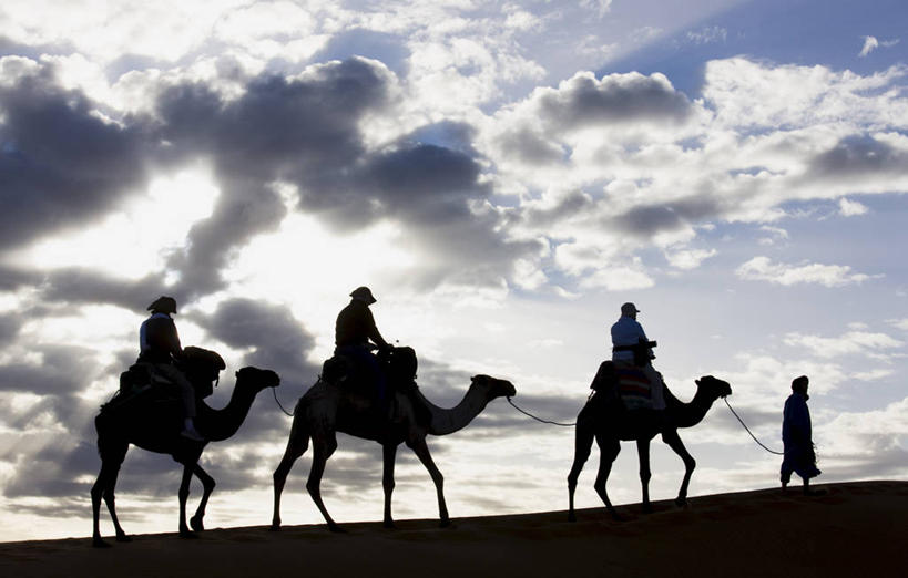 西方人,四个人,坐,走,拉,横图,室外,白天,仰视,旅游,度假,美景,野生动物,帽子,欧洲,非洲,摩洛哥,黑人,欧洲人,三只,阴影,光线,影子,景观,云,云朵,沙丘,云彩,娱乐,骆驼,骑,蓝色,白云,蓝天,天空,阳光,自然,动物,绳子,天,享受,休闲,景色,放松,运输,晴朗,绳索,自然风光,沙漠之舟,阿非利加洲,原驼,摩洛哥王国,男人,男性,年轻男性,年轻女性,女人,女性,非洲人,晴空,步行,散步,走路,坐着,彩图,低角度拍摄,全身