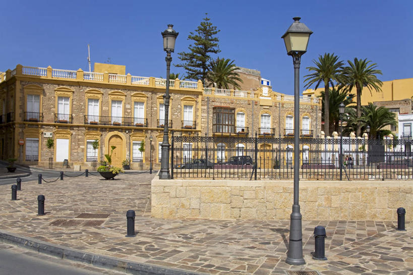 无人,家,栏杆,横图,室外,白天,正面,度假,美景,植物,城市风光,城市,道路,路,路灯,棕榈树,叶子,照明,西班牙,欧洲,非洲,阴影,光线,盆栽,影子,栅栏,房屋,屋子,景观,篱笆,云,云朵,围栏,小路,灯光,绿叶,盆景,交通,云彩,娱乐,护栏,楼房,住宅,灯,树,树木,蓝色,绿色,白云,蓝天,天空,阳光,自然,天,享受,休闲,嫩叶,景色,放松,生长,晴朗,成长,照亮,照明设备,南欧,北非,棕榈叶,西班牙王国,梅利利亚,叶,叶片,晴空,彩图,房子