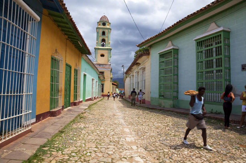 西方人,家,栏杆,站,走,举,横图,室外,白天,正面,度假,石头,美景,窗户,城市风光,城市,道路,路,古巴,欧洲,非洲,黑人,欧洲人,阴影,服装,时间,光线,石子,时钟,影子,栅栏,房屋,屋子,景观,篱笆,围栏,小路,钟楼,交通,许多人,计时,休闲装,娱乐,护栏,楼房,玻璃窗,住宅,衣服,阳光,钟表,托,站着,一群人,享受,休闲,休闲服,表,景色,放松,服饰,北美,北美洲,美洲,特立尼达,北亚美利加洲,亚美利加洲,塔钟,古巴共和国,圣斯皮里图斯,圣斯皮里图斯省,圣斯皮里图斯市,男人,男性,年轻男性,年轻女性,女人,女性,非洲人,钟,石块,岩石,步行,举起,举手,举着,散步,向上举,向上伸,向上托,站立,走路,半身,彩图,房子