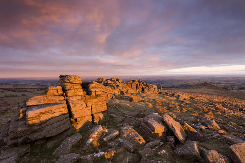 无人,公园,横图,俯视,室外,白天,旅游,度假,草地,草坪,海浪,海洋,石头,美景,日落,植物,英国,欧洲,朦胧,模糊,石子,景观,浪花,晚霞,霞光,落日,娱乐,草,绿色,自然,海水,黄昏,享受,休闲,景色,彩霞,放松,国家公园,西欧,自然风光,大不列颠,海景,大不列颠及北爱尔兰联合王国,大不列颠联合王国,日不落英帝国,夕照,德文郡,达特穆尔,达特穆尔国家公园,大海,风浪,海,海水的波动,近岸浪,石块,岩石,涌浪,夕阳,彩图,高角度拍摄,斜阳