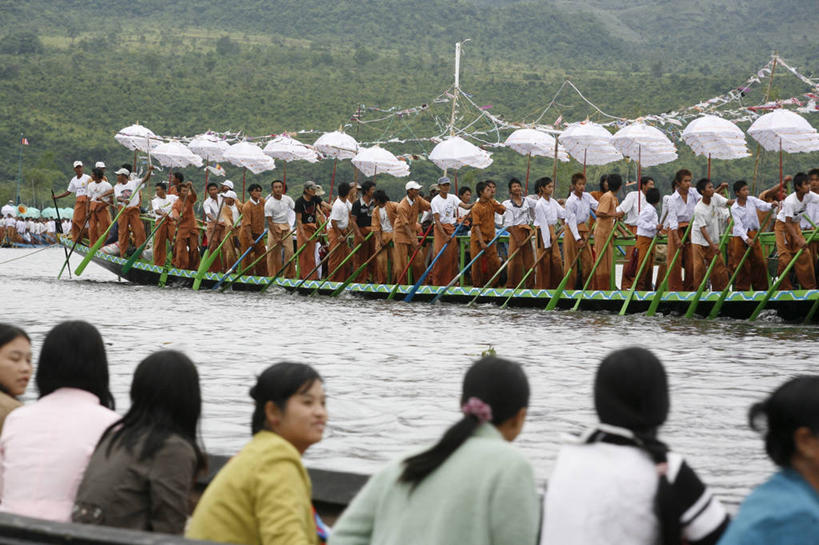 划船,东方人,站,坐,横图,室外,白天,度假,河流,美景,山,山脉,水,城市风光,城市,船,缅甸,亚洲,一排,一艘,许多,握,阴影,节日,庆祝,整齐,光线,船桨,伞,影子,雨伞,遮阳伞,河水,景观,山峰,水流,木船,山峦,许多人,拿,拿着,注视,黄种人,文化,娱乐,阳伞,排列,背面,粉色,阳光,交通工具,群山,观察,看,站着,一群人,庆典,享受,休闲,景色,放松,握着,东南亚,观看,纪念,察看,舟,队列,关注,载具,独木舟,赛龙舟,缅甸联邦,独木船,荡舟,男人,男性,年轻男性,年轻女性,女人,女性,亚洲人,站立,坐着,半身,彩图