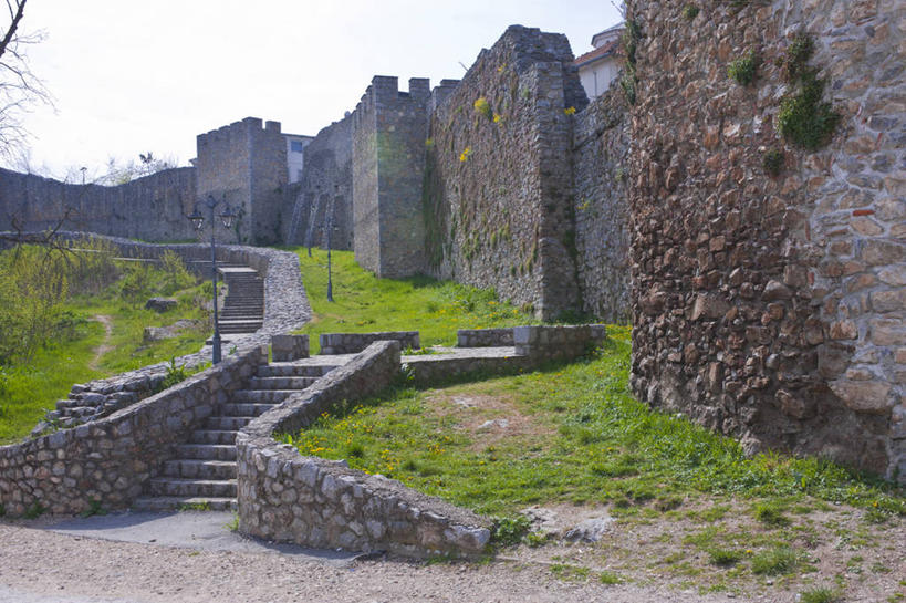 西方人,无人,栏杆,横图,室外,白天,正面,旅游,度假,草地,草坪,石头,名胜古迹,植物,楼梯,标志建筑,地标,建筑,路灯,照明,欧洲,马其顿,欧洲人,阴影,遗迹,光线,扶手,石子,影子,堡垒,城堡,阶梯,云,云朵,灯光,云彩,古迹,文物,娱乐,建设,古建筑,护栏,废墟,台阶,灯,草,树,树木,蓝色,绿色,白云,蓝天,天空,阳光,自然,天,享受,休闲,旅游胜地,放松,生长,晴朗,成长,照亮,照明设备,要塞,古文明,马其顿共和国,设防,奥赫里德,白种人,石块,岩石,晴空,彩图