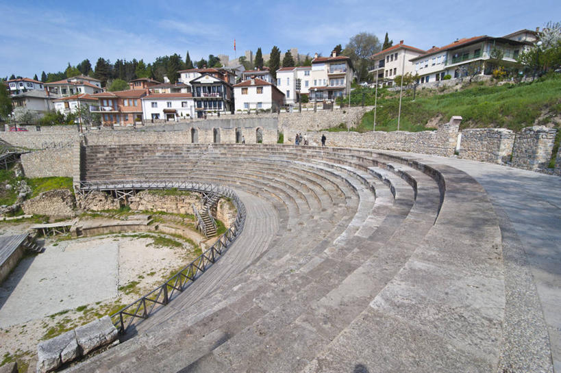 无人,家,横图,室外,白天,正面,旅游,度假,草地,草坪,石头,名胜古迹,植物,标志建筑,地标,建筑,剧院,欧洲,马其顿,阴影,遗迹,光线,石子,影子,房屋,屋子,云,云朵,云彩,古迹,文物,娱乐,建设,古建筑,楼房,废墟,住宅,草,树,树木,蓝色,绿色,白云,蓝天,天空,阳光,自然,天,享受,休闲,旅游胜地,放松,生长,晴朗,成长,古文明,马其顿共和国,奥赫里德,石块,岩石,晴空,彩图,房子,剧场,戏院