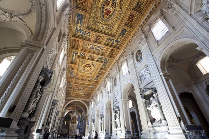 无人,教堂,横图,室内,白天,仰视,旅游,度假,名胜古迹,天花板,标志建筑,地标,建筑,雕塑,意大利,欧洲,罗马,花纹,节日,遗迹,艺术,装饰,雕刻,雕像,柱子,屋顶,拱门,首都,顶棚,古迹,文化,文物,娱乐,建设,古建筑,工艺品,祈祷,享受,休闲,健康,金色,旅游胜地,放松,许愿,宗教,信仰,纪念,华丽,修饰,祈求,美术,点缀,富贵,基督教,南欧,天主教,主题,陈列,信念,古文明,忠诚,意大利共和国,功能,美学,衬托,美观,雅致,雅观,富丽,名誉,荣华,拉特兰圣约翰大教堂,圣约翰大教堂,平安,彩图,低角度拍摄,大教堂,礼拜堂