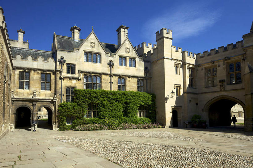 无人,学校,教学楼,横图,室外,白天,正面,旅游,度假,草地,草坪,名胜古迹,植物,标志建筑,地标,建筑,英国,欧洲,阴影,遗迹,光线,影子,云,云朵,建筑群,地面,云彩,古迹,文物,娱乐,建设,古建筑,校园,草,蓝色,绿色,白云,蓝天,天空,阳光,天,享受,休闲,教室,旅游胜地,放松,晴朗,西欧,大不列颠,古文明,牛津,世界文化遗产,大不列颠及北爱尔兰联合王国,大不列颠联合王国,日不落英帝国,高等学府,牛津大学,牛津市,晴空,彩图,大学,教学大楼