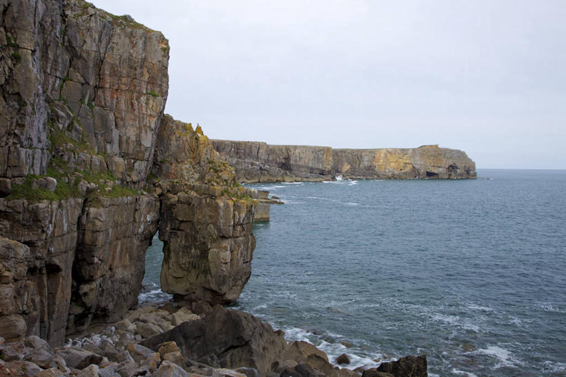 无人,横图,室外,白天,正面,旅游,度假,海浪,海洋,石头,美景,沙滩,山,山脉,英国,欧洲,阴影,朦胧,模糊,光线,沙子,石子,影子,海岸,景观,浪花,山峰,水平线,辽阔,海平线,沙地,山峦,娱乐,蓝色,蓝天,天空,阳光,自然,海水,群山,天,享受,休闲,广阔,景色,放松,晴朗,一望无际,西欧,自然风光,大不列颠,威尔士,海景,大不列颠及北爱尔兰联合王国,万里无云,大不列颠联合王国,日不落英帝国,威尔士公国,无边无际,一马平川,高尔半岛,大海,风浪,海,海水的波动,海滩,近岸浪,石块,岩石,涌浪,晴空,晴空万里,彩图,水天相接,水天一线