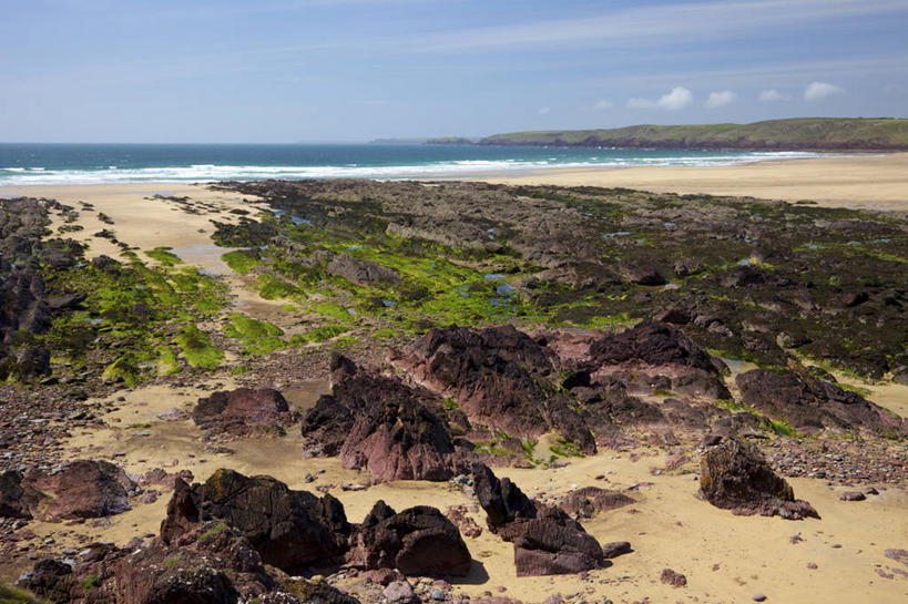 无人,公园,横图,室外,白天,正面,旅游,度假,草地,草坪,海浪,海洋,石头,美景,沙滩,植物,英国,欧洲,阴影,朦胧,模糊,光线,沙子,石子,影子,海岸,景观,浪花,水平线,云,云朵,辽阔,海平线,沙地,云彩,娱乐,草,蓝色,绿色,白云,蓝天,天空,阳光,自然,海水,天,享受,休闲,广阔,景色,放松,晴朗,一望无际,国家公园,西欧,自然风光,大不列颠,威尔士,海景,大不列颠及北爱尔兰联合王国,大不列颠联合王国,日不落英帝国,威尔士公国,无边无际,一马平川,海岸公园,彭布罗克郡海岸国家公园,大海,风浪,海,海水的波动,海滩,近岸浪,石块,岩石,涌浪,晴空,彩图,水天相接,水天一线