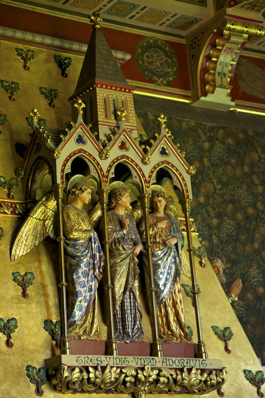 无人,三个人,站,竖图,室内,白天,仰视,民族服装,旅游,度假,名胜古迹,标志建筑,地标,建筑,雕塑,英国,欧洲,天使,阴影,花纹,遗迹,艺术,装饰,光线,翅膀,雕刻,雕像,影子,墙,注视,古迹,文物,娱乐,建设,古建筑,墙壁,墙面,工艺品,观察,看,站着,享受,休闲,旅游胜地,放松,观看,纪念,华丽,修饰,美术,点缀,察看,神圣,西欧,关注,主题,善良,大不列颠,威尔士,陈列,信徒,古文明,大不列颠及北爱尔兰联合王国,首府,功能,美学,衬托,美观,雅致,雅观,使者,大不列颠联合王国,日不落英帝国,漆雕,威尔士公国,加的夫,加的夫城堡,圣洁,男人,男性,年轻男性,站立,彩图,低角度拍摄,全身,传统服装,民俗服