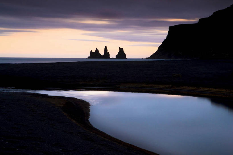 无人,横图,室外,白天,正面,旅游,度假,海浪,海洋,礁石,石头,美景,日落,沙滩,山,山脉,欧洲,冰岛,阴影,飞溅,溅,光线,沙子,石子,液体,影子,海岸,海面,景观,浪花,山峰,水滴,晚霞,霞光,落日,沙地,山峦,背光,娱乐,水珠,倒影,阳光,自然,海水,黄昏,群山,享受,休闲,景色,彩霞,放松,涨潮,碰撞,倒映,喷洒,自然风光,北欧,逆光,海景,海潮,冰岛共和国,潮水,潮汐,落潮,夕照,反照,维克,维克镇,大海,风浪,海,海水的波动,海滩,礁,近岸浪,石块,岩石,涌浪,夕阳,彩图,斜阳