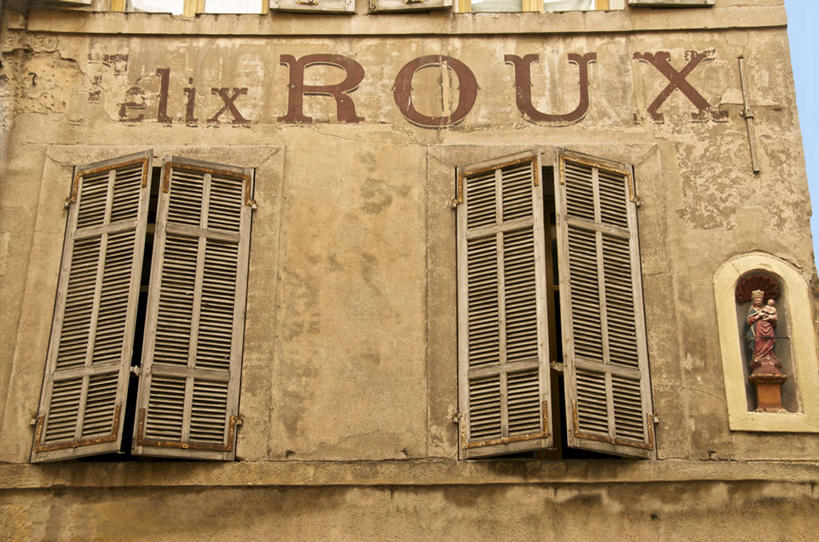 无人,家,横图,室外,白天,仰视,度假,美景,窗户,城市风光,城市,雕塑,法国,欧洲,阴影,朦胧,模糊,艺术,装饰,光线,英文,标志,雕刻,雕像,文字,影子,字符,字母,百叶窗,房屋,屋子,景观,娱乐,标识,楼房,住宅,蓝色,蓝天,天空,阳光,工艺品,天,享受,休闲,景色,放松,晴朗,纪念,英文字母,美术,普罗旺斯,主题,陈列,艾克斯,万里无云,法兰西共和国,功能,美学,法兰西第五共和国,普罗旺斯省,晴空,晴空万里,彩图,低角度拍摄,房子