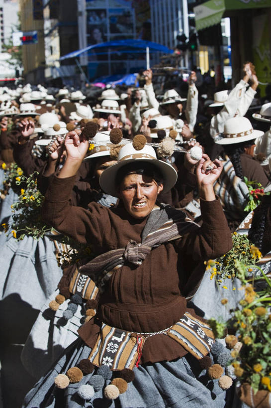 西方人,伙伴,朋友,家,走,举,竖图,俯视,室外,白天,民族服装,度假,友谊,安全,美景,城市风光,城市,帽子,欧洲,玻利维亚,欧洲人,一排,许多,握,阴影,朦胧,模糊,庆祝,整齐,盛开,光线,影子,房屋,屋子,景观,信号灯,交通,许多人,拿,花蕾,拿着,注视,娱乐,楼房,住宅,花,花瓣,花朵,鲜花,排列,红色,阳光,遮阳帽,花苞,花蕊,观察,看,托,一群人,享受,休闲,景色,南美,放松,警示,握着,观看,庆贺,察看,南美洲,拉丁美洲,队列,关注,提示,祝贺,美洲,流通,交通信号灯,亚美利加洲,南亚美利加洲,玻利维亚多民族国,奥鲁罗,友情,女人,女性,中年女性,白种人,步行,举起,举手,举着,向上举,向上伸,向上托,走路,半身,彩图,高角度拍摄,传统服装,民俗服,房子