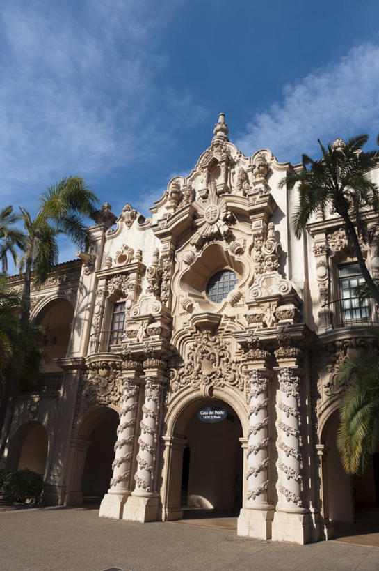 无人,竖图,室外,白天,仰视,度假,美景,植物,城市风光,标志建筑,城市,地标,建筑,棕榈树,叶子,雕塑,美国,阴影,艺术,装饰,光线,雕刻,雕像,影子,景观,云,云朵,拱门,建筑群,绿叶,云彩,娱乐,建设,树,树木,蓝色,绿色,白云,蓝天,天空,阳光,自然,工艺品,天,享受,休闲,嫩叶,景色,放松,生长,晴朗,成长,纪念,华丽,修饰,美术,点缀,北美,北美洲,加利福尼亚,主题,美洲,陈列,棕榈叶,加州,圣地亚哥,加利福尼亚州,金州,黄金州,圣地亚哥巴尔博亚公园,巴尔博亚公园,圣地牙哥,圣迭戈,功能,美学,北亚美利加洲,亚美利加洲,衬托,美观,雅致,雅观,叶,叶片,晴空,彩图,低角度拍摄