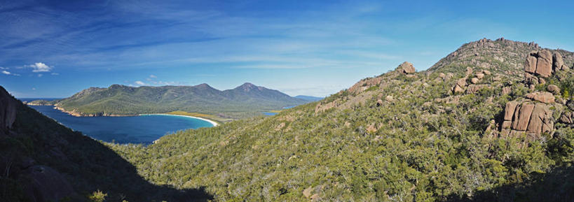 无人,公园,横图,俯视,室外,白天,旅游,度假,海浪,海洋,石头,美景,沙滩,山,山脉,植物,澳大利亚,阴影,光线,沙子,石子,影子,海岸,景观,浪花,山顶,山峰,云,云朵,沙地,山峦,云彩,娱乐,树,树木,蓝色,绿色,白云,蓝天,天空,阳光,自然,海水,群山,天,享受,休闲,景色,放松,生长,晴朗,成长,国家公园,自然风光,大洋洲,塔斯马尼亚,澳洲,海景,沉积岩,南方大陆,澳大利亚联邦,塔斯马尼亚州,颠峰,极峰,水成岩,菲欣纳国家公园,大海,风浪,海,海水的波动,海滩,近岸浪,石块,岩石,涌浪,晴空,彩图,高角度拍摄