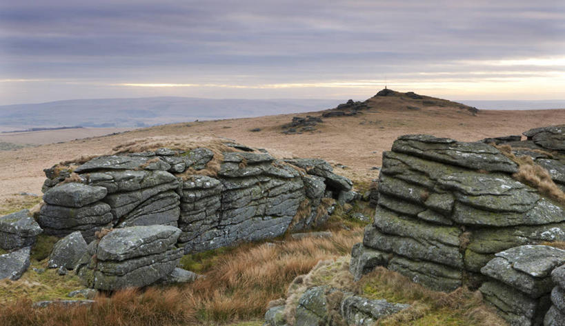 无人,公园,横图,室外,白天,正面,旅游,度假,日出,石头,美景,山,山脉,太阳,植物,英国,欧洲,阴影,枯萎,光线,石子,影子,景观,山顶,山峰,枯草,朝霞,晨曦,黎明,山峦,娱乐,草,黄色,阳光,自然,群山,享受,休闲,景色,放松,国家公园,西欧,自然风光,大不列颠,沉积岩,大不列颠及北爱尔兰联合王国,大不列颠联合王国,日不落英帝国,颠峰,极峰,德文郡,水成岩,达特穆尔,达特穆尔国家公园,石块,岩石,朝阳,彩图,破晓