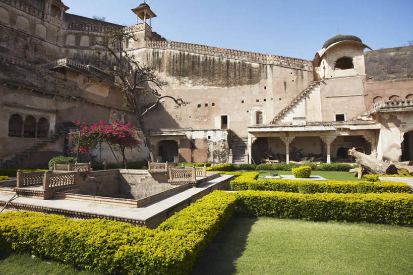 无人,宫殿,横图,室外,白天,正面,旅游,度假,石头,植物,楼梯,标志建筑,道路,地标,建筑,路,印度,亚洲,一排,阴影,环保,朦胧,模糊,整齐,光线,石子,影子,阶梯,墙,拱门,小路,防护,交通,娱乐,建设,墙壁,墙面,台阶,树,树木,排列,蓝色,绿色,蓝天,天空,阳光,自然,天,享受,休闲,旅游胜地,放松,生长,晴朗,成长,队列,美好,美妙,南亚,间隔,万里无云,拉贾斯坦邦,拉贾斯坦,印度共和国,美观,雅观,绿篱,生篱,树篱,植篱,石块,岩石,晴空,晴空万里,彩图,本迪