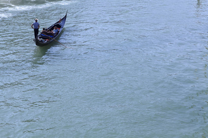 一个人,渔夫,站,横图,俯视,室外,白天,旅游,度假,河流,美景,水,标志建筑,地标,建筑,意大利,欧洲,威尼斯,仅一个男性,仅一个人,握,波纹,飞溅,服装,溅,液体,河水,景观,水滴,水流,涟漪,拿,拿着,注视,休闲装,娱乐,建设,水珠,仅一个年轻男性,衣服,倒影,水纹,自然,船尾波,波浪,观察,看,站着,享受,休闲,休闲服,旅游胜地,景色,放松,握着,服饰,观看,察看,倒映,关注,南欧,喷洒,自然风光,意大利共和国,水晕,反照,男人,男性,年轻男性,捕鱼人,打鱼人,站立,彩图,高角度拍摄,全身