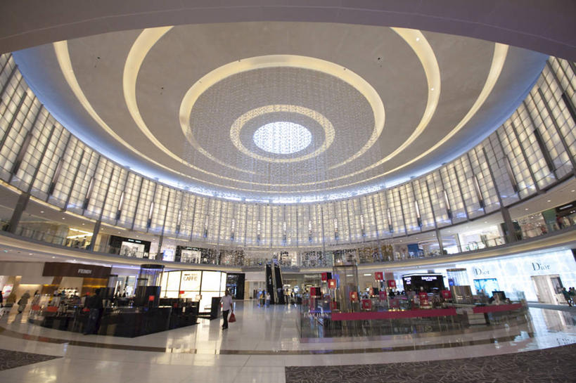 西方人,一个人,商店,走,横图,室内,白天,仰视,购物,旅游,度假,消费,桌子,标志建筑,超市,地标,建筑,椅子,照明,欧洲,阿联酋,欧洲人,亚洲,仅一个男性,仅一个人,仅一个中年男性,握,服装,朦胧,模糊,瓷砖,地砖,办公桌,屋顶,灯光,地面,拿,顶棚,拿着,休闲装,娱乐,建设,顶灯,灯,衣服,灯具,享受,休闲,休闲服,旅游胜地,放松,握着,金融,百货,服饰,照亮,照明设备,西亚,选购,贸易,百货公司,阿拉伯联合酋长国,迪拜,血拼,杜拜,迪拜购物中心,男人,男性,中年男性,白种人,步行,散步,走路,彩图,低角度拍摄,全身,购物商场,购物中心,商业中心