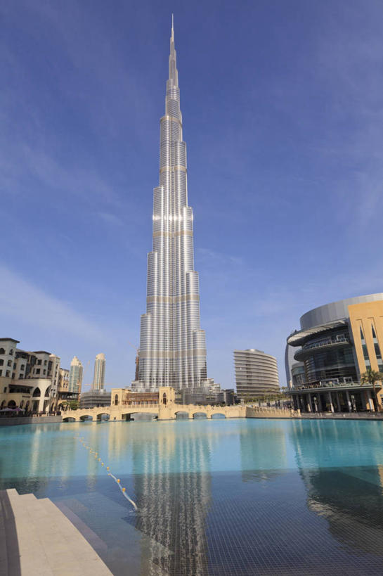 无人,家,高楼大厦,竖图,室外,白天,仰视,旅游,度假,湖,湖泊,石头,水,标志建筑,大厦,地标,建筑,摩天大楼,阿联酋,亚洲,阴影,波纹,朦胧,模糊,光线,石子,影子,房屋,屋子,湖面,水流,水面,云,云朵,桥,涟漪,云彩,娱乐,建设,石桥,楼房,拱桥,住宅,栈桥,蓝色,白云,倒影,蓝天,水纹,天空,阳光,波浪,湖水,天,享受,休闲,旅游胜地,放松,拱形,晴朗,人行桥,石拱桥,倒映,西亚,阿拉伯联合酋长国,迪拜,水晕,反照,杜拜,迪拜购物中心,石块,晴空,彩图,低角度拍摄,房子,大楼,高层建筑,高楼,摩天楼