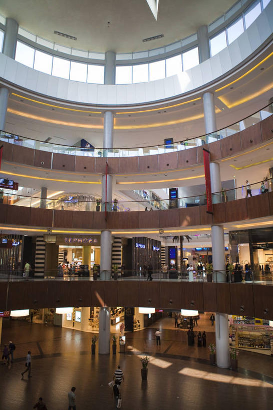 西方人,商店,栏杆,站,走,竖图,室外,白天,仰视,购物,旅游,度假,消费,窗户,标志建筑,超市,地标,建筑,照明,欧洲,阿联酋,欧洲人,亚洲,一排,行人,游客,游人,服装,朦胧,模糊,整齐,屋顶,围栏,灯光,许多人,顶棚,注视,休闲装,娱乐,建设,护栏,吊灯,路人,旅客,玻璃窗,灯,排列,衣服,灯具,观察,看,站着,一群人,享受,休闲,休闲服,旅游胜地,放松,金融,百货,服饰,观看,照亮,察看,照明设备,队列,关注,西亚,选购,贸易,百货公司,阿拉伯联合酋长国,迪拜,血拼,杜拜,过客,迪拜购物中心,男人,男性,女人,女性,中年男性,中年女性,白种人,步行,散步,站立,走路,半身,彩图,低角度拍摄,购物商场,购物中心,商业中心