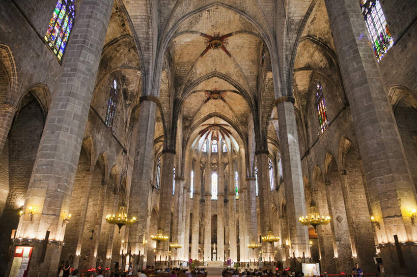 无人,教堂,横图,室内,白天,仰视,旅游,度假,窗户,标志建筑,地标,建筑,西班牙,欧洲,巴塞罗那,阴影,节日,装饰,光线,影子,屋顶,顶棚,文化,娱乐,建设,玻璃窗,祈祷,享受,休闲,健康,旅游胜地,放松,许愿,宗教,信仰,纪念,华丽,修饰,祈求,点缀,基督教,南欧,天主教,信念,首府,加泰罗尼亚,西班牙王国,衬托,美观,雅致,雅观,富丽,华美,彩绘玻璃,彩色玻璃,教堂玻璃,艺术玻璃,巴塞罗那大教堂,平安,彩图,低角度拍摄,大教堂,礼拜堂