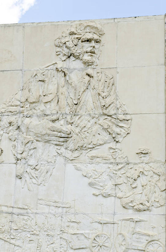 西方人,一个人,无人,医生,竖图,室外,白天,正面,旅游,度假,标志建筑,地标,建筑,雕塑,欧洲,欧洲人,仅一个男性,仅一个人,仅一个中年男性,阴影,艺术,装饰,光线,雕刻,雕像,影子,云,云朵,云彩,娱乐,建设,蓝色,白云,蓝天,天空,阳光,工艺品,天,享受,休闲,旅游胜地,南美,放松,晴朗,纪念,美术,南美洲,西印度群岛,拉丁美洲,主题,美洲,陈列,功能,美学,亚美利加洲,南亚美利加洲,政治家,作家,革命家,切.格瓦拉,少校,埃内斯托.格瓦拉,男人,男性,中年男性,白种人,晴空,半身,彩图