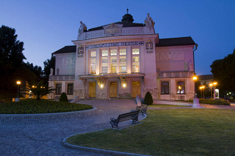 无人,家,横图,室外,白天,正面,旅游,度假,草地,草坪,名胜古迹,植物,标志建筑,地标,建筑,路灯,照明,奥地利,欧洲,阴影,遗迹,光线,影子,房屋,屋子,公寓,灯光,古迹,文物,娱乐,建设,古建筑,洋房,楼房,住宅,灯,草,树,树木,蓝色,绿色,蓝天,天空,自然,黄昏,天,享受,休闲,旅游胜地,放松,生长,晴朗,成长,照亮,照明设备,古文明,中欧,万里无云,首府,奥地利共和国,薄暮,卡林西亚,克拉根富特,晴空,晴空万里,彩图,傍晚,房子