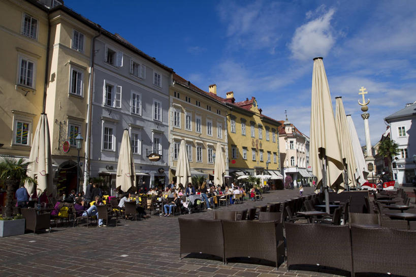 西方人,餐厅,家,坐,横图,室外,白天,仰视,旅游,度假,名胜古迹,植物,餐桌,桌子,标志建筑,地标,建筑,椅子,奥地利,欧洲,欧洲人,行人,游客,游人,阴影,服装,遗迹,光线,影子,房屋,木椅,屋子,云,云朵,公寓,许多人,云彩,注视,古迹,文物,娱乐,建设,古建筑,洋房,楼房,路人,旅客,住宅,树,树木,衣服,蓝色,绿色,白云,蓝天,天空,阳光,自然,天,观察,看,一群人,享受,休闲,旅游胜地,放松,服饰,生长,晴朗,成长,餐台,观看,察看,衣着,穿着,关注,古文明,中欧,首府,奥地利共和国,衣饰,过客,卡林西亚,克拉根富特,男人,男性,女人,女性,中年男性,中年女性,白种人,晴空,坐着,彩图,低角度拍摄,全身,房子,餐馆,饭店,饭馆