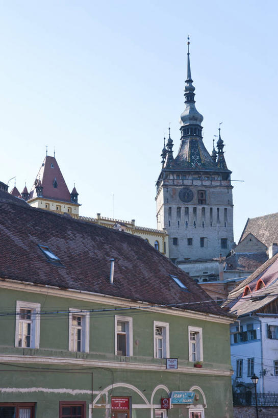 无人,家,教堂,竖图,室外,白天,仰视,旅游,度假,标志建筑,地标,建筑,欧洲,罗马尼亚,阴影,节日,光线,影子,房屋,屋子,公寓,文化,娱乐,建设,洋房,楼房,住宅,蓝色,蓝天,天空,阳光,天,祈祷,享受,休闲,健康,旅游胜地,放松,许愿,宗教,信仰,晴朗,纪念,祈求,基督教,天主教,信念,东欧,万里无云,特兰西瓦尼亚,锡比乌,锡比乌县,平安,晴空,晴空万里,彩图,低角度拍摄,房子,大教堂,礼拜堂