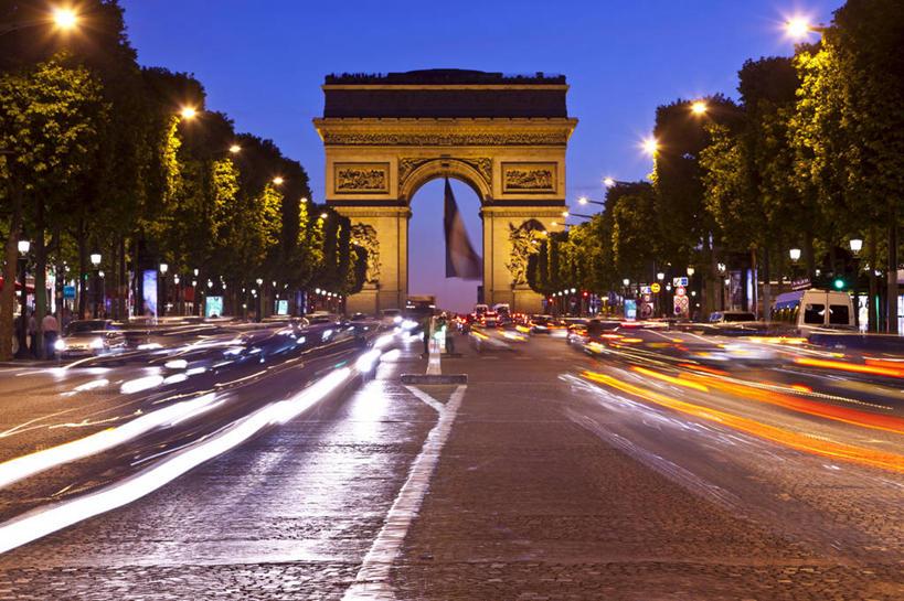 无人,横图,室外,白天,长时间曝光,仰视,购物,旅游,度假,消费,植物,标志建筑,道路,地标,建筑,路,路灯,公路,汽车,旗帜,国旗,照明,法国,凯旋门,巴黎,欧洲,一排,许多,阴影,朦胧,模糊,整齐,光线,影子,灯光,分界线,停车线,交通,首都,娱乐,建设,车,灯,树,树木,排列,绿色,自然,交通工具,轿车,享受,休闲,旅游胜地,放松,生长,成长,车行道,车行道分界线,照亮,照明设备,队列,载具,标线,曝光,车行线,香榭丽舍大道,法兰西共和国,法兰西第五共和国,暴光,爱丽舍田园大街,香榭丽舍大街,旗,马路,彩图,低角度拍摄