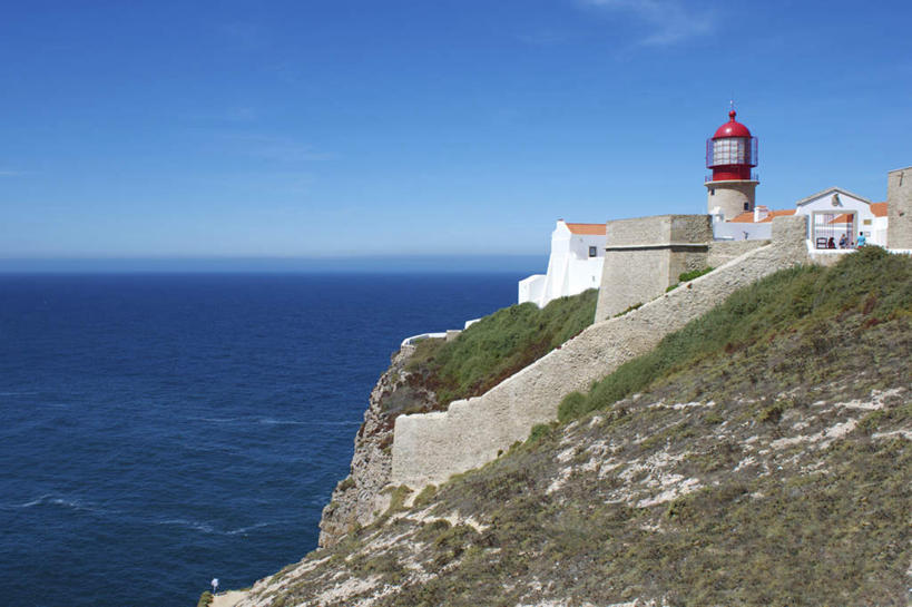 无人,横图,室外,白天,正面,旅游,度假,海浪,海洋,石头,美景,山,山脉,道路,葡萄牙,欧洲,一座,阴影,光线,信息,石子,影子,景观,浪花,山峰,水平线,云,云朵,辽阔,灯塔,交通,海平线,山峦,云彩,方向,娱乐,蓝色,白云,蓝天,天空,阳光,自然,海水,群山,天,享受,休闲,广阔,景色,放松,晴朗,引导,指引,一望无际,南欧,自然风光,海景,航标,葡萄牙共和国,无边无际,一马平川,阿尔加维,波尔蒂芒,大海,风浪,海,海水的波动,近岸浪,石块,岩石,涌浪,晴空,彩图,水天相接,水天一线,导航