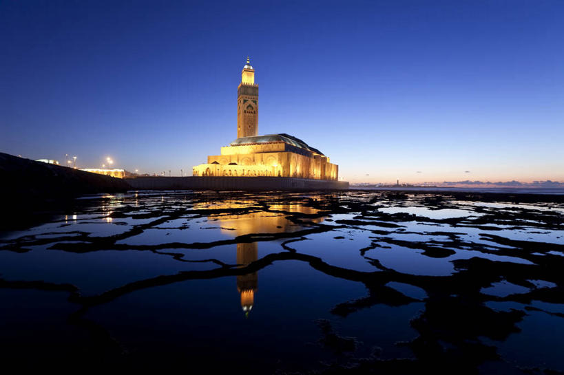 无人,横图,室外,白天,正面,旅游,度假,海浪,海洋,名胜古迹,标志建筑,地标,建筑,路灯,照明,非洲,摩洛哥,阴影,节日,遗迹,光线,影子,浪花,灯光,古迹,文化,文物,娱乐,建设,古建筑,灯,蓝色,蓝天,天空,海水,黄昏,天,祈祷,享受,休闲,健康,旅游胜地,放松,许愿,宗教,信仰,晴朗,纪念,祈求,照亮,伊斯兰教,照明设备,清真寺,海景,古文明,万里无云,阿非利加洲,摩洛哥王国,薄暮,卡萨布兰卡,达尔贝达,摩洛哥肺叶,哈桑二世清真寺,平安,大海,风浪,海,海水的波动,近岸浪,涌浪,晴空,晴空万里,彩图,傍晚