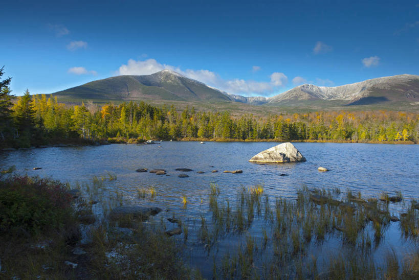 无人,公园,横图,室外,白天,正面,旅游,度假,湖,湖泊,石头,美景,山,山脉,树林,水,植物,美国,阴影,光线,石子,影子,湖面,景观,山峰,水流,水面,云,云朵,山峦,云彩,娱乐,树,树木,蓝色,绿色,白云,蓝天,天空,阳光,自然,湖水,群山,天,享受,休闲,景色,放松,生长,晴朗,成长,北美,北美洲,国家公园,自然风光,美洲,缅因州,北亚美利加洲,亚美利加洲,缅因,松林之州,贝克斯特州立公园,石块,岩石,晴空,彩图