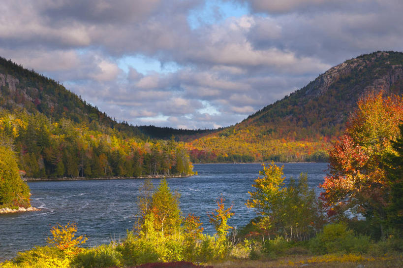 无人,公园,横图,室外,白天,正面,旅游,度假,湖,湖泊,石头,美景,森林,山,山脉,树林,水,峡谷,植物,美国,阴影,光线,石子,影子,湖面,景观,山峰,水流,水面,云,云朵,山谷,山峦,云彩,娱乐,树,树木,蓝色,绿色,白云,蓝天,天空,阳光,自然,湖水,群山,天,享受,休闲,景色,放松,生长,晴朗,成长,北美,北美洲,国家公园,岩层,自然风光,美洲,缅因州,阿卡迪亚国家公园,北亚美利加洲,亚美利加洲,缅因,松林之州,卡地亚国家公园,石块,岩石,晴空,彩图