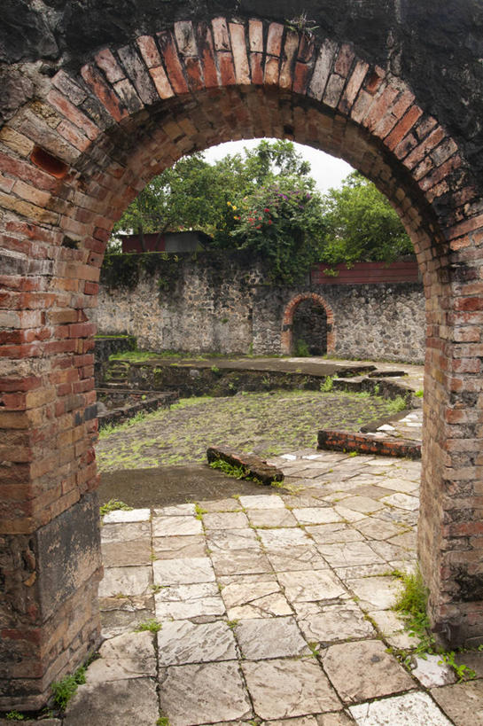 无人,竖图,室外,白天,正面,旅游,度假,标志建筑,地标,建筑,法国,欧洲,墙,拱门,走道,走廊,过道,娱乐,建设,墙壁,墙面,享受,休闲,砖头,旅游胜地,放松,法兰西共和国,法兰西第五共和国,马提尼克,马提尼克岛,彩图